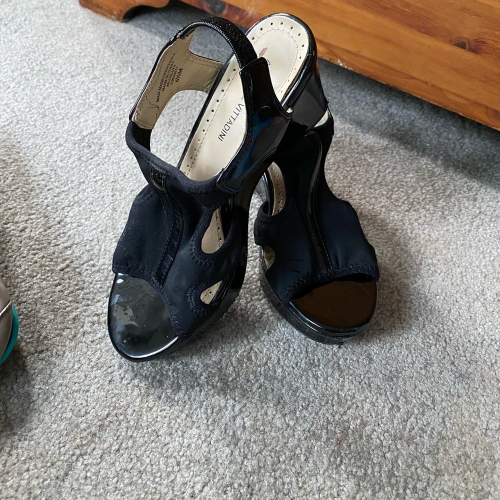 Adrienne Vittadini black sandals (sticker mark)